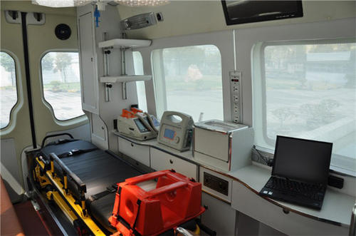岳池县救护车内部